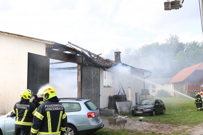 Vollbrand: Fnf Feuerwehren bei Brand einer als Autowerkstatt genutzten Halle in Pupping im Einsatz