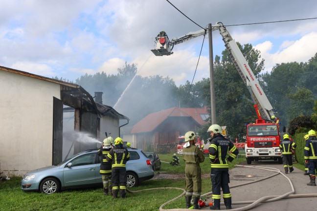 Vollbrand: Fnf Feuerwehren bei Brand einer als Autowerkstatt genutzten Halle in Pupping im Einsatz