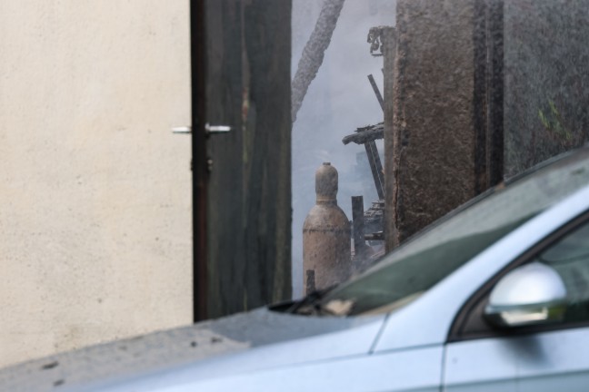 Vollbrand: Fnf Feuerwehren bei Brand einer als Autowerkstatt genutzten Halle in Pupping im Einsatz