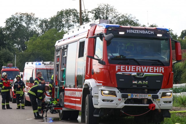 Vollbrand: Fnf Feuerwehren bei Brand einer als Autowerkstatt genutzten Halle in Pupping im Einsatz