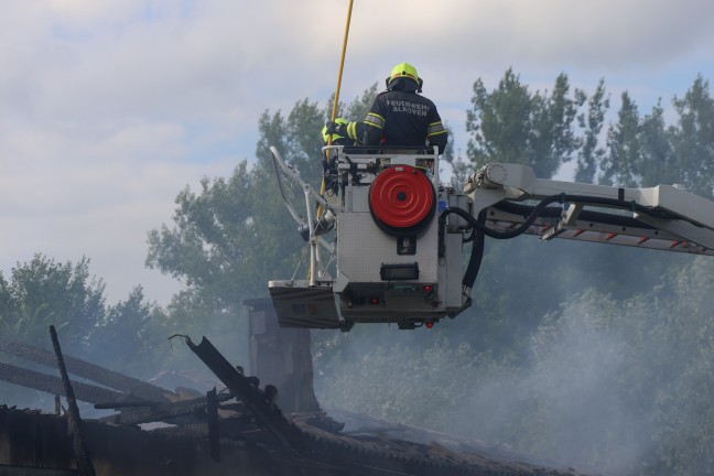Vollbrand: Fnf Feuerwehren bei Brand einer als Autowerkstatt genutzten Halle in Pupping im Einsatz