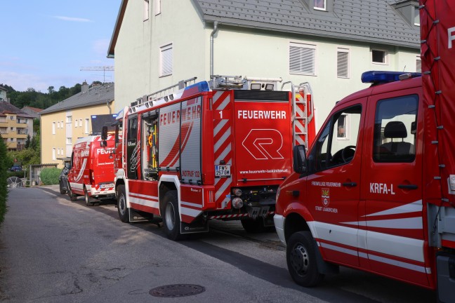 Einsatzkrfte zu gemeldetem Deckeneinsturz in einem Mehrparteienwohnhaus in Laakirchen alarmiert