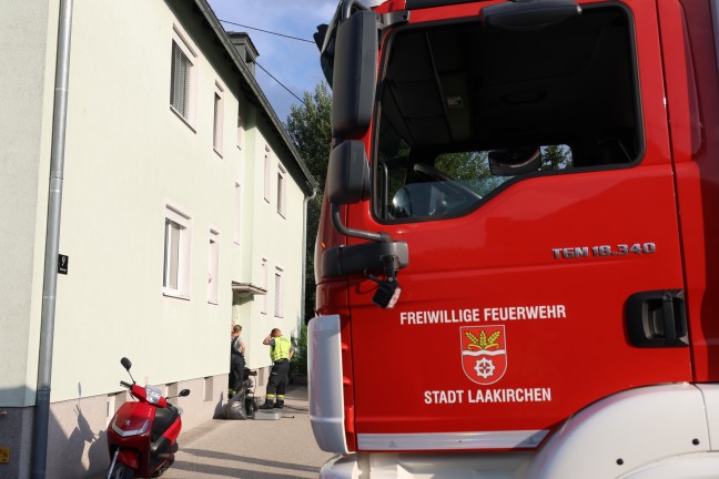 Einsatzkrfte zu gemeldetem Deckeneinsturz in einem Mehrparteienwohnhaus in Laakirchen alarmiert