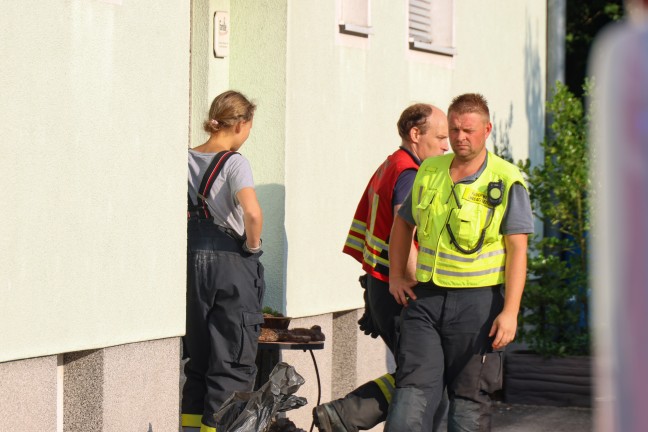 Einsatzkrfte zu gemeldetem Deckeneinsturz in einem Mehrparteienwohnhaus in Laakirchen alarmiert