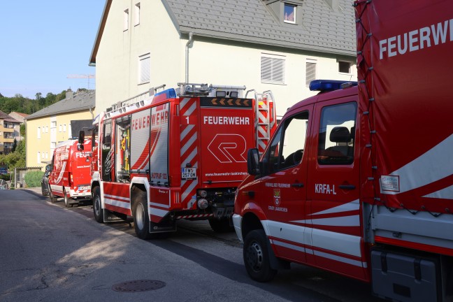 Einsatzkrfte zu gemeldetem Deckeneinsturz in einem Mehrparteienwohnhaus in Laakirchen alarmiert