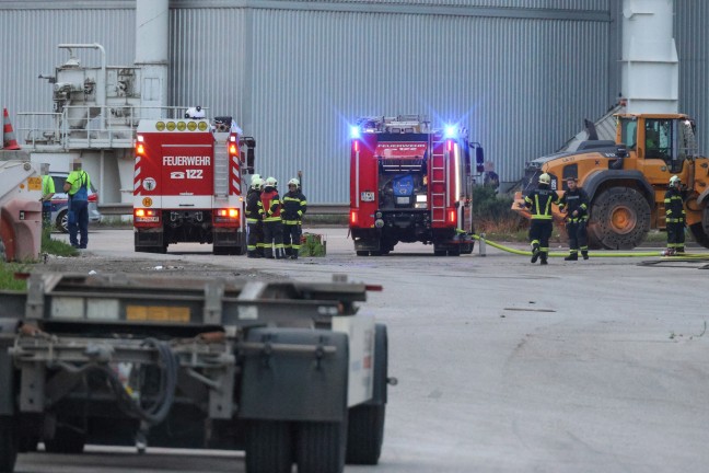 Brand bei Entsorgungsunternehmen in Wels-Schafwiesen sorgt abermals fr Einsatz dreier Feuerwehren