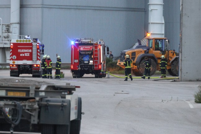 Brand bei Entsorgungsunternehmen in Wels-Schafwiesen sorgt abermals fr Einsatz dreier Feuerwehren