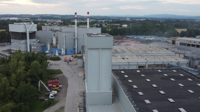 Brand bei Entsorgungsunternehmen in Wels-Schafwiesen sorgt abermals fr Einsatz dreier Feuerwehren