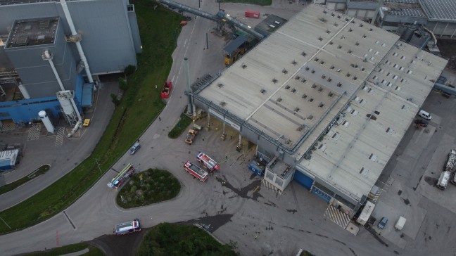 Brand bei Entsorgungsunternehmen in Wels-Schafwiesen sorgt abermals fr Einsatz dreier Feuerwehren