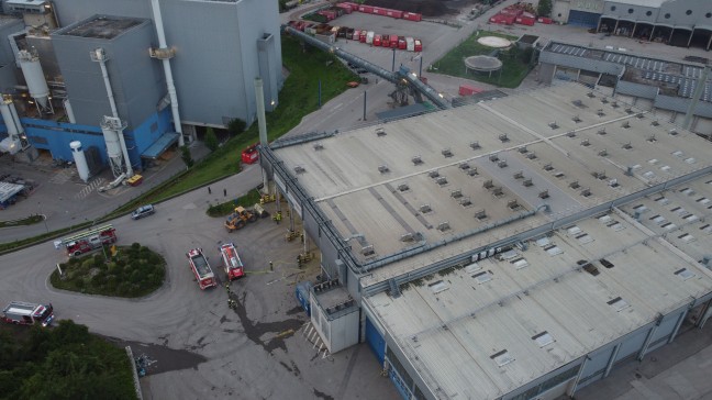 Brand bei Entsorgungsunternehmen in Wels-Schafwiesen sorgt abermals fr Einsatz dreier Feuerwehren
