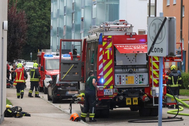 Kinderzimmer in Vollbrand: Grerer Einsatz bei Brand in einer Wohnanlage in Vcklabruck