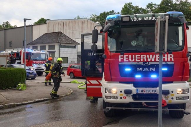 Kinderzimmer in Vollbrand: Grerer Einsatz bei Brand in einer Wohnanlage in Vcklabruck