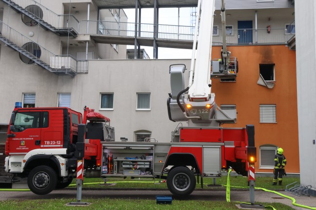 Kinderzimmer in Vollbrand: Grerer Einsatz bei Brand in einer Wohnanlage in Vcklabruck