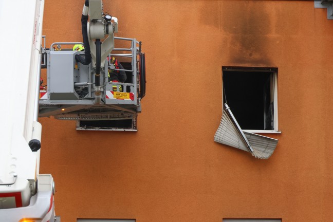 Kinderzimmer in Vollbrand: Grerer Einsatz bei Brand in einer Wohnanlage in Vcklabruck