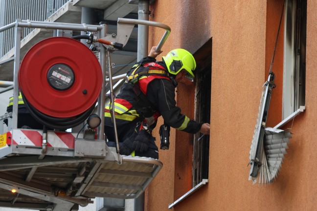 Kinderzimmer in Vollbrand: Grerer Einsatz bei Brand in einer Wohnanlage in Vcklabruck