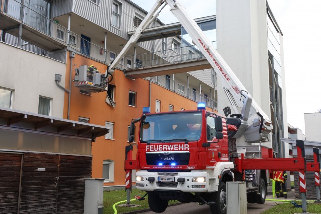 Kinderzimmer in Vollbrand: Grerer Einsatz bei Brand in einer Wohnanlage in Vcklabruck