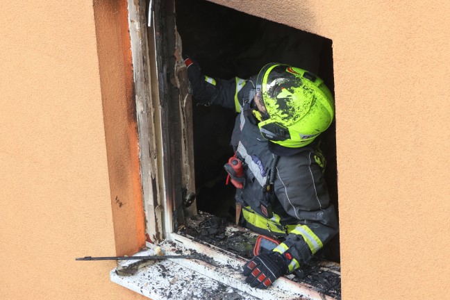 Kinderzimmer in Vollbrand: Grerer Einsatz bei Brand in einer Wohnanlage in Vcklabruck