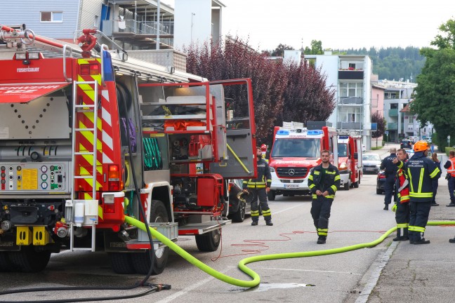 Kinderzimmer in Vollbrand: Grerer Einsatz bei Brand in einer Wohnanlage in Vcklabruck