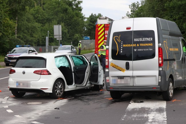 Kreuzungscrash zwischen PKW und Kleintransporter bei Autobahnauffahrt in Weikirchen an der Traun
