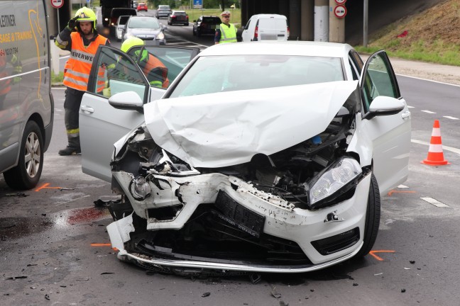 Kreuzungscrash zwischen PKW und Kleintransporter bei Autobahnauffahrt in Weikirchen an der Traun