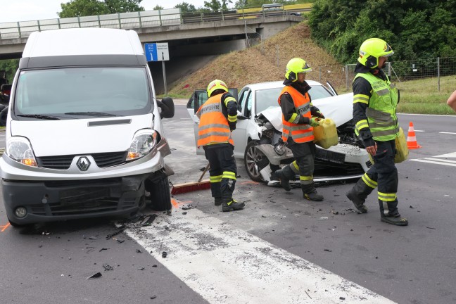 Kreuzungscrash zwischen PKW und Kleintransporter bei Autobahnauffahrt in Weikirchen an der Traun