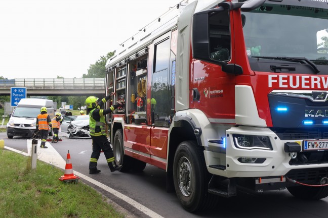 Kreuzungscrash zwischen PKW und Kleintransporter bei Autobahnauffahrt in Weikirchen an der Traun