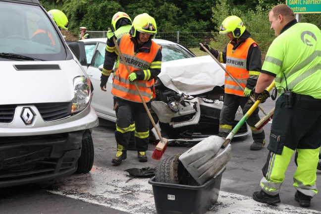 Kreuzungscrash zwischen PKW und Kleintransporter bei Autobahnauffahrt in Weikirchen an der Traun