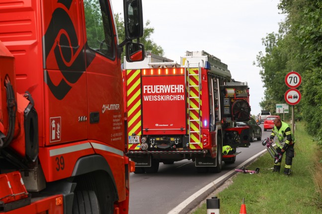 Kreuzungscrash zwischen PKW und Kleintransporter bei Autobahnauffahrt in Weikirchen an der Traun