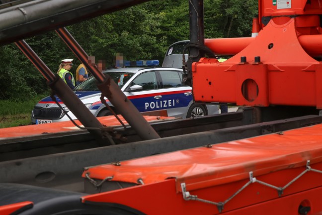 Kreuzungscrash zwischen PKW und Kleintransporter bei Autobahnauffahrt in Weikirchen an der Traun