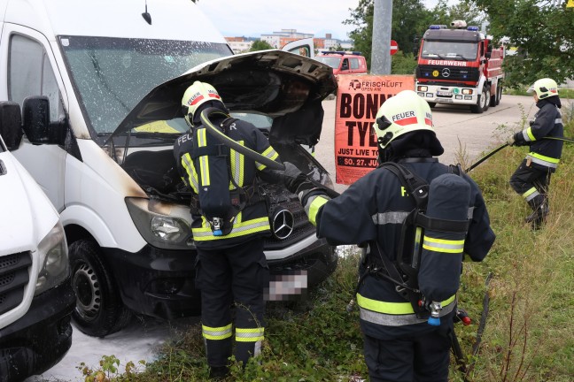 Brand eines Kleintransporters nach einer Autoreparatur in Wels-Schafwiesen