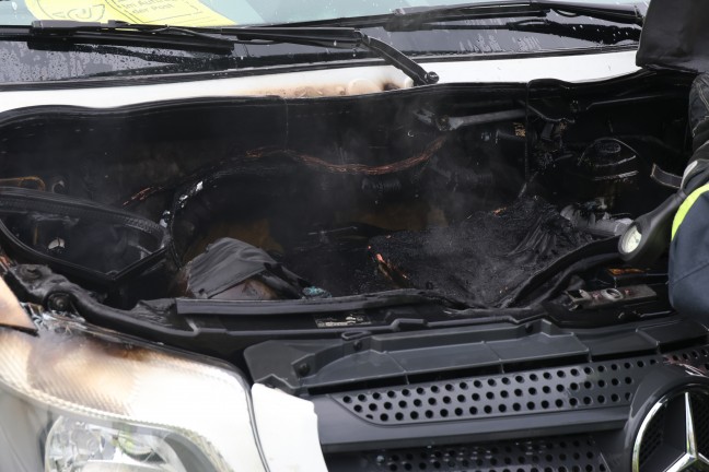 Brand eines Kleintransporters nach einer Autoreparatur in Wels-Schafwiesen
