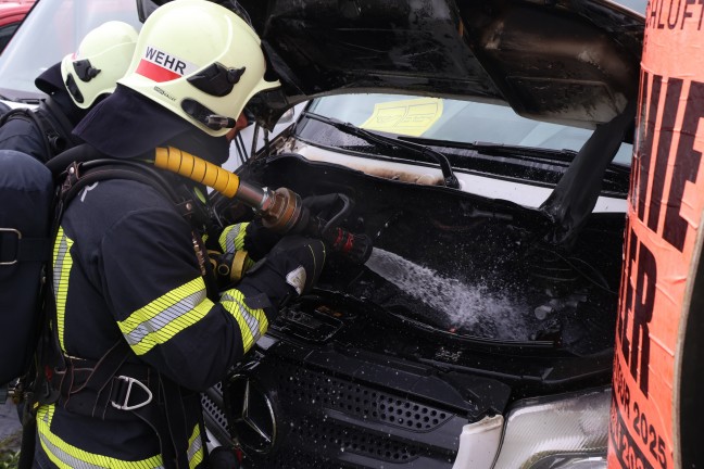 Brand eines Kleintransporters nach einer Autoreparatur in Wels-Schafwiesen
