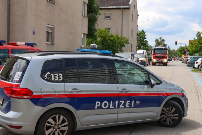 Angebranntes Kochgut: Einsatzkrfte zu Rauchentwicklung aus Fenster in Wels-Neustadt alarmiert