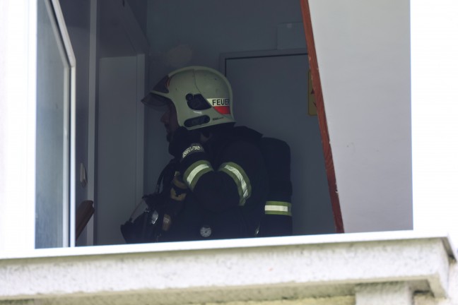 Angebranntes Kochgut: Einsatzkrfte zu Rauchentwicklung aus Fenster in Wels-Neustadt alarmiert