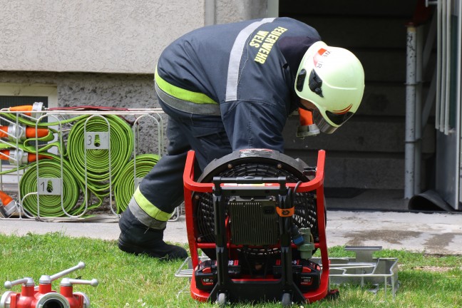 Angebranntes Kochgut: Einsatzkrfte zu Rauchentwicklung aus Fenster in Wels-Neustadt alarmiert