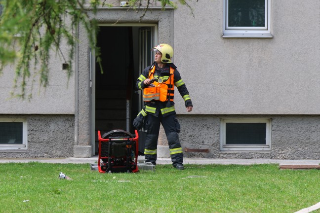Angebranntes Kochgut: Einsatzkrfte zu Rauchentwicklung aus Fenster in Wels-Neustadt alarmiert