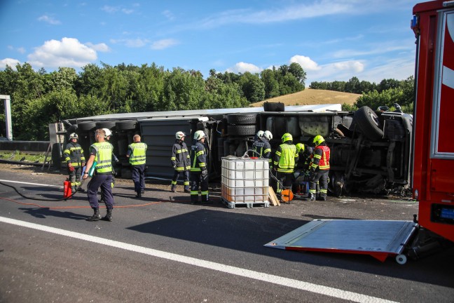 LKW-Sattelzug auf Innkreisautobahn in Pichl bei Wels umgestrzt