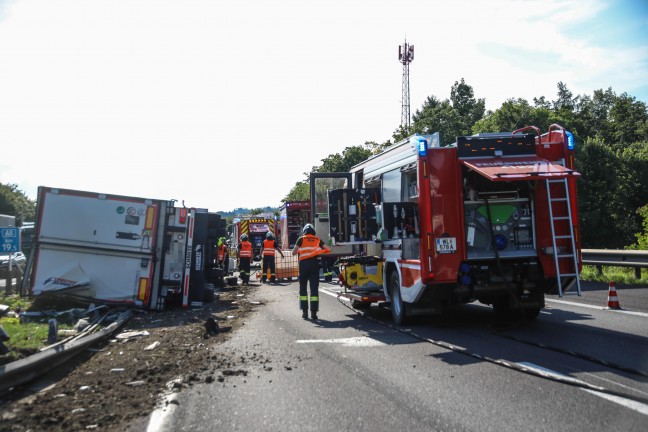 LKW-Sattelzug auf Innkreisautobahn in Pichl bei Wels umgestrzt