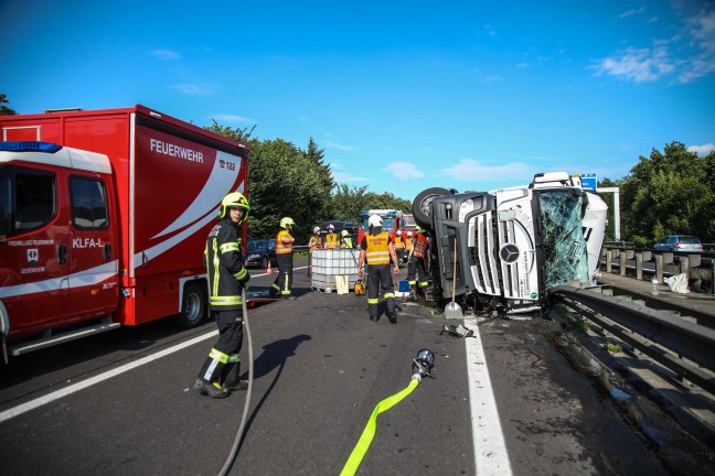 LKW-Sattelzug auf Innkreisautobahn in Pichl bei Wels umgestrzt