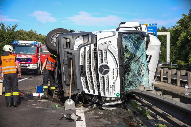 LKW-Sattelzug auf Innkreisautobahn in Pichl bei Wels umgestrzt