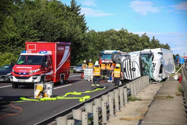 LKW-Sattelzug auf Innkreisautobahn in Pichl bei Wels umgestrzt