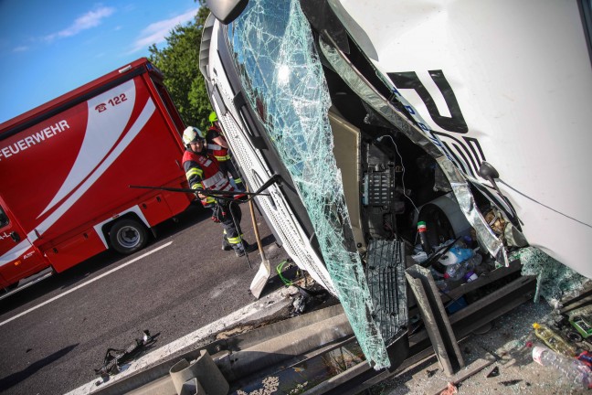 LKW-Sattelzug auf Innkreisautobahn in Pichl bei Wels umgestrzt