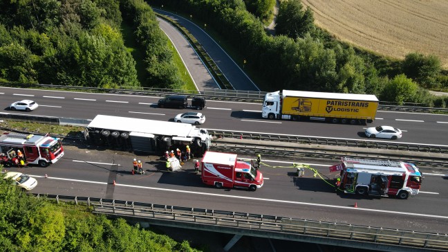 LKW-Sattelzug auf Innkreisautobahn in Pichl bei Wels umgestrzt
