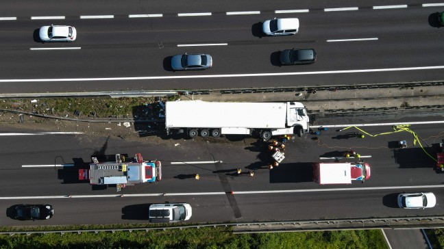 LKW-Sattelzug auf Innkreisautobahn in Pichl bei Wels umgestrzt
