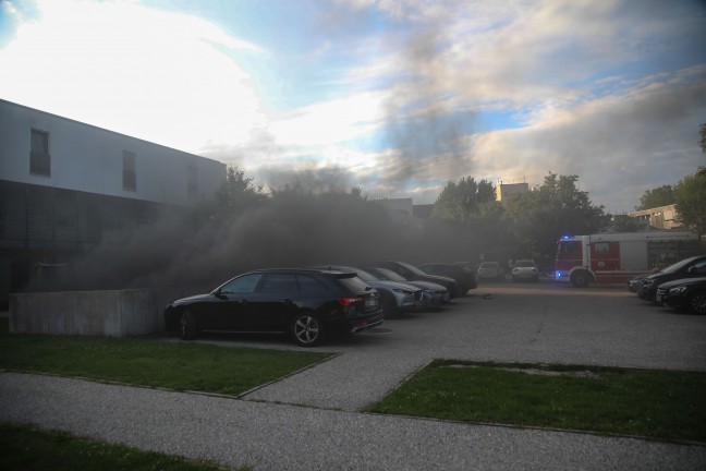 Brand in der Tiefgarage einer Wohnanlage in Wels-Lichtenegg sorgte fr greren Einsatz