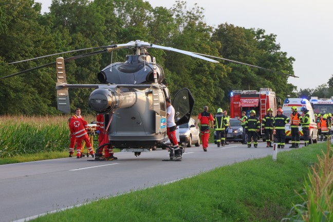 Drei teils Schwerverletzte bei Crash mit vier beteiligten Autos auf Wiener Strae bei Lambach