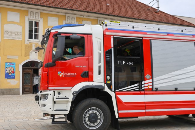 Drei Feuerwehren zu Rauchentwicklung bei einem Treppenlift in einem Gebude in Hrsching alarmiert