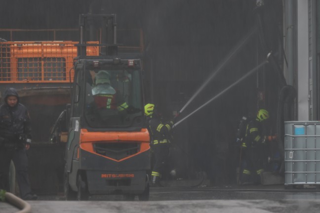 Chemische Reaktion: Brand bei Entsorgungsunternehmen in Pinsdorf rasch unter Kontrolle gebracht