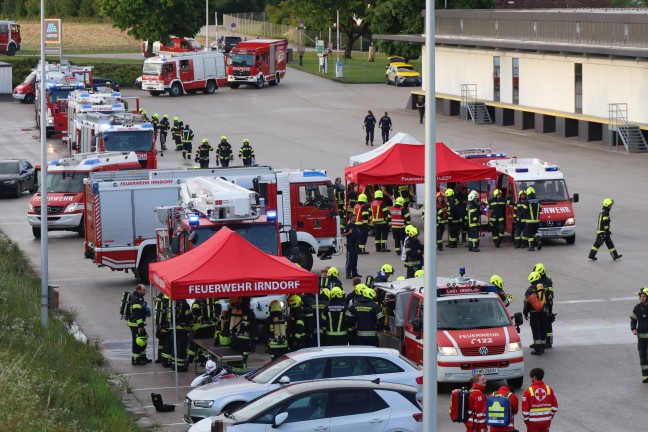 Groeinsatz nach Brand einer Lftungsanlage in einer Schokoladenfabrik in Sattledt