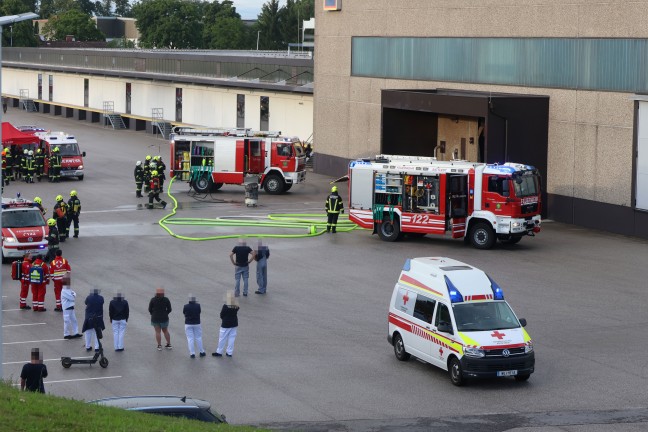 Groeinsatz nach Brand einer Lftungsanlage in einer Schokoladenfabrik in Sattledt